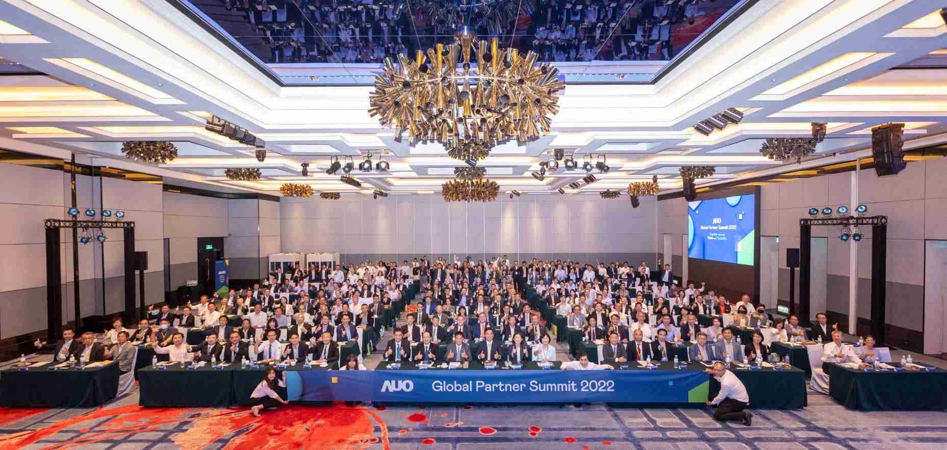 友達推動「安心、、、、創新、、用心、、、同心、、、、盡心」五星職旅，，為菲籍員工打造全方位照護，，，首度贏得「人權實踐與發展領袖獎」殊榮