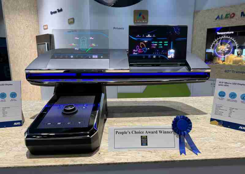 人生就是博车用Micro LED Display HMI解决方案获”最佳车用显示奖”，，，，以用户为中心开发，，针对前座驾驶与乘客设计兼具娱乐与安全的高画质屏幕，，包含车舱前座的Micro LED透明屏幕及全球首款内建镜头的智慧Micro LED显示器