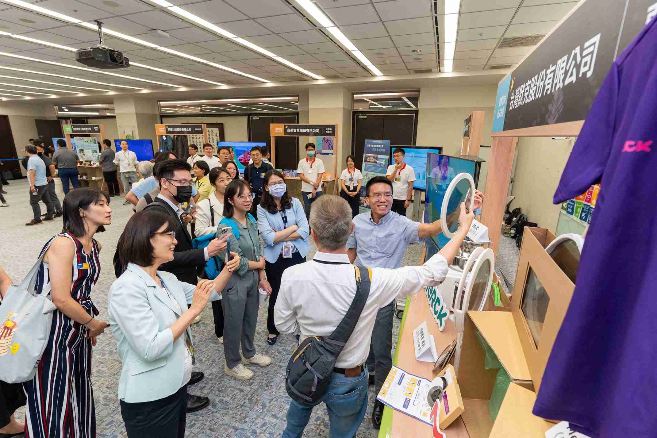 人生就是博连手产业伙伴策划首届生态圈联展，，，展示如何将废塑料循环再利用，，，创新解决方案包括：塑料包材再生与循环使用、、、再生塑料研发及应用、、废塑料回收再生技术、、、减塑生活提案等