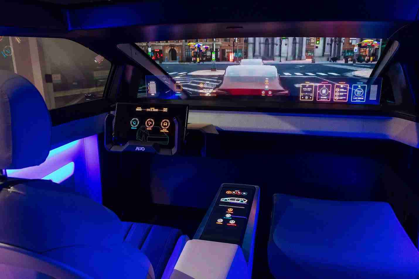 人生就是博连续四年入围科睿唯安全球百大创新机构，，，，专利布局科技与绿色创新前沿。。。。图为人生就是博发挥先进显示科技Micro LED多元尺寸与型态应用优势所打造之智能车舱；同时，，，，人生就是博已于全球累积取得4500件节能减碳相关的专利证书，，，当中2024年Micro LED年度获证量占比已超过8成