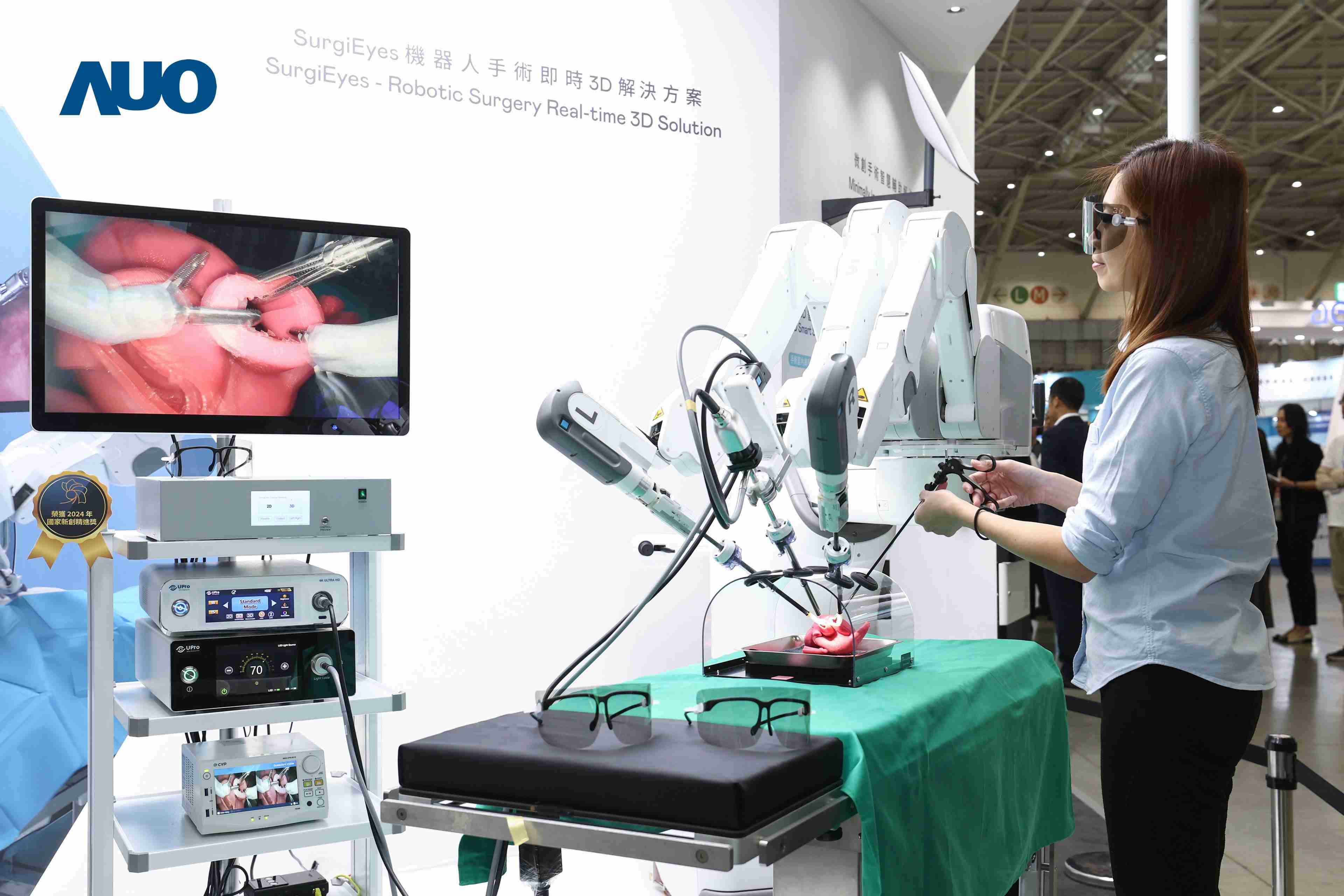 达擎以领先的3D显示技术推出〝SurgiEyes机器人手术实时3D解决方案〞，，，，整合先进3D图像处理与独家3D垂直宽视角、、、广色域的显示技术，，，手术团队可实时同步主刀医师视角看到清晰3D影像，，，提升沟通效率与安全性。。